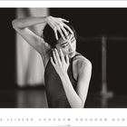 7. Foto von Roman Novitzky. Schwarz-weißes Porträt einer Tänzerin in eleganter Pose.