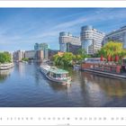 „Spree | Berlin-Mitte | Foto: © Hans-Georg Eiben/NHBR IMAGES“, darunter ist eine moderne Stadtansicht mit Fluss.