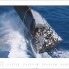 Juli-Kalenderblatt mit Segelboot in Aktion, Besatzung in weißen Anzügen; lebendiges Blau des Ozeans.