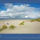 "Juli 2027" ist in Weiß auf blauem Hintergrund. Strand mit Dünen, zwei Strandkörbe und Meer, Himmel teils bewölkt.