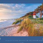 Juli 2027, Kalenderseite. Strand mit Sanddünen, Leuchtturm und Meer.