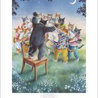 Eine Gruppe Katzen in bunter Kleidung singt im Freien im Mondschein. Ein Kater dirigiert auf einem Stuhl stehend.