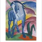 Kein spezifischer Text hervorgehoben. Ein blaues Pferd in einer bunten Landschaft als Gemälde.