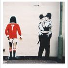 Illustration: Zwei Polizisten küssen sich. Auf der linken Seite eine Person in rotem Trikot mit der Nummer 7.