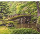Kalenderblatt mit der Zahl 7, darunter die Daten 1 bis 31. Japanischer Garten mit Holzbrücke, Wasser und einem Reiher.