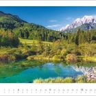 Kalenderblatt: 7, 2027. Eine idyllische Landschaft mit klarem Teich, Bäumen und schneebedeckten Bergen im Hintergrund.