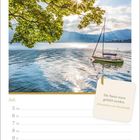 Zitat von Alexander von Humboldt: „Die Natur muss gefühlt werden.“ Segelboot auf einem sonnigen See, Blätter im Vordergrund.