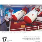 17. Juni 1967: Volksrepublik China zündet ihre erste Wasserstoffbombe. Zwei große Raketenmodelle, eine Frau erklärt.