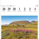 Kalender: Juni | Juli. 28. Montag bis 4. Sonntag markiert. Weidenröschen und Hütten in Lapplands Landschaft.