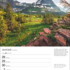Juni/Juli Kalenderblatt, Wochen 26-31. Zitat: „Hebt man den Blick, so sieht man keine Grenzen.“ Mountainlandschaft im Hintergrund.