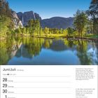 Juni/Juli 26. Woche. Zitat von Ralph Waldo Emerson. Landschaft mit Fluss, Bäumen und Bergen im Hintergrund.