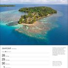 Juni/Juli-Kalender mit tropischer Insel, klarer Himmel, blaues Wasser. Zitat von Ralph Waldo Emerson über Sonne und Meer.