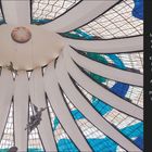 Texte: "Himmel und Erde...12"

Beschreibung: Architektur von Oscar Niemeyer, kathedralenförmig mit Glasfenstern und drei schwebenden Engeln.