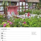 Juni/Juli, Kalender, Spruch: "Dumme rennen, Kluge warten, Weise gehen durch den Garten." Haus mit Garten, Strandkorb.