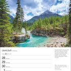 Kalender zeigt Juni/Juli, Woche 26. Sprudelnder Fluss in grüner Waldlandschaft, Berg im Hintergrund, Zitat von Oskar Kokoschka.