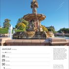 Juni/Juli, Kalenderwoche 26, Montag der 28. Juni bis Sonntag der 4. Juli. Doulton Fountain in Glasgow, blauer Himmel.