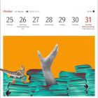 Kalenderwoche 43 im Oktober mit Reformationstag. Eine Hand streckt sich aus Papierstapeln neben einem kleinen Dinosaurier.