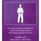 Titel: Kosmische Nabelschnur. Darüber Illustration: Figur mit geschlossenen Händen. Hintergrund in violetten Tönen.