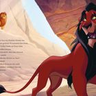 Ein Löwe mit dunkler Mähne spricht, ein anderer steht im Hintergrund auf Felsen, umgeben von einer Wüstenlandschaft.