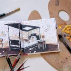 Illustration eines Schlafzimmers mit Himmelbett, Tisch und Streublumen-Tapete. Malutensilien und Pinsel sind daneben platziert.