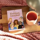 „Das Frauen Orakel. Lass dich von 50 starken Frauen inspirieren.“ Eine Karteikartenbox neben einer Tasse Tee.