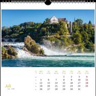 Kalenderseite für Juli, zeigt einen Wasserfall und ein Gebäude auf einem Hügel, umgeben von üppigem Grün.