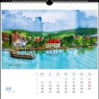 Kalenderblatt Juli; Illustration eines Hafens mit Booten, Bäumen und einem Gebäude mit rotem Dach am Ufer.