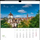 Kalenderblatt für Juli mit Wochentagen und Daten. Foto einer Stadtansicht mit historischem Gebäude und Kirchturm.