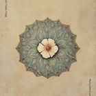 Illustration: Ein zentrales, verschnörkeltes Mandala mit einer zentralen weißen Blume auf beigem Hintergrund.