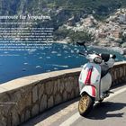 Traumroute für Vespafans. Weiße Vespa an einer Küstenstraße; dahinter blaues Meer, Boote und Hügel mit bunten Häusern.