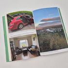 Text: „Mein Auto, das ich Molly nenne…“, „Meine erste Wohnung in Karasjok.“, „Karasjok, auf Nordsamisch...“  
Bilder: Rotes Auto mit geöffnetem Kofferraum, Wohnzimmer, Landschaft.