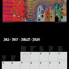 "Juli - July - Juillet - Julio" steht über einem Kalenderblatt. Oben ein farbenfrohes, abstraktes Gemälde.