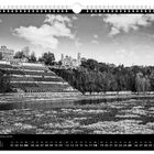 Juli, Lingnerschloss und Schloss Eckberg an der Elbe; Kalender mit schwarz-weißer Landschaft und Fluss im Vordergrund.