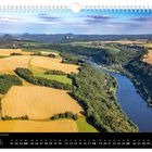 "Juli. Die Sächsische Schweiz entlang des Elbtals." Kalenderansicht mit Feldern, Wäldern und Fluss in hügeliger Landschaft.