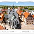 "Dom St. Marien in Freiberg", "Juli"; Kalenderdarstellung einer historischen Stadt mit Kirche, roten Dächern und grünem Umland.