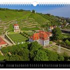 Juli, Weingut Schloss Wackerbarth. Ansicht mit Weinbergen, elegantem Gebäude, gepflegtem Garten und Springbrunnen.