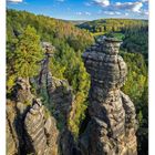 "Der Kanzelturm im Bielatal." Kalenderblatt für Juli mit beeindruckender Felsformation und bewaldeter Landschaft.