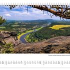 „Juli“; „Prossen und Bad Schandau, idyllisch an der Elbe gelegen“. Fluss mit grüner Landschaft und Felsenansicht.