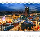 Juli, Blick auf die nächtliche Innenstadt mit Nikolaikirche und City-Hochhaus. Kalender mit Stadtansicht bei Nacht.