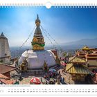 Text: "Einer der ältesten buddhistischen Tempel der Welt: Swayambhunath über der Hauptstadt Kathmandu. Juni." 

Beschreibung: Ein goldener Stupa mit Gebetsfahnen, umgeben von Menschen und Gebäuden. Hintergrund: Berge und Stadt.