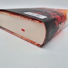 Der Text "DRACONIS" ist groß auf dem Buchrücken eines dicken, gebundenen Buches, umhüllt von einem feurigen Umschlag.