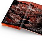 Illustration eines blauen Drachen auf einer Buchseite, umrahmt von dekorativen Mustern auf orangenem Hintergrund.