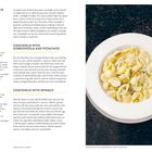 Zwei Rezepte: "Conchiglie with Gorgonzola and Pistachios" und "Conchiglie with Spinach". Rechts: Conchiglie-Gericht auf weißem Teller.