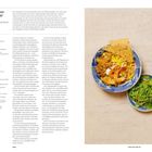 „NUDELN NACH QUẢNG-ART“. Links ein Rezept. Rechts Schüssel mit Nudeln, Garnelen, Kräutern, knuspriger Beilage.