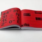 "Modena, Italien. 44° 31' N 5° E. Auf den Spuren von Enzo Ferrari" auf rotem Buchcover mit schwarz-weißen Fotos und Text.