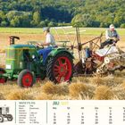 DEUTZ F1L 514, Baujahr 1954, Dieselmotor, 1 Zylinder, auf einem Feld. Zwei Männer arbeiten mit dem Traktor im Stroh.