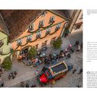 Texte im Bild: "Deutsches Weihnachtsmuseum", "Käthe Wohlfahrt Weihnachtsdorf". Schrägblick auf Viertel mit geschmückten Häusern.
