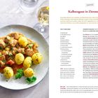 Kalbsragout in Zitronensauce. Rezept mit Zutaten, Zubereitung und Tipps beschrieben. Links Teller mit Ragout und Kartoffeln, daneben Besteck und Weinglas.