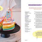 **REGENBOGEN-TORTE**

Beschreibung: Bunte Torte mit farbigen Schichten und bunter Deko, Kerze mit der Zahl 8, Hinweis auf glutenfreie Zubereitung.