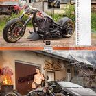 "07 Juli" unten links. Oben ein Motorrad vor einer alten Werkstatt, daneben eine Frau und ein schwarzes Auto.